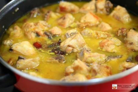 Delicioso guiso moruno de pollo con naranja y frutas secas