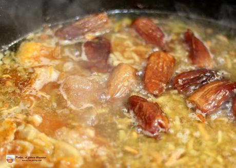 Delicioso guiso moruno de pollo con naranja y frutas secas