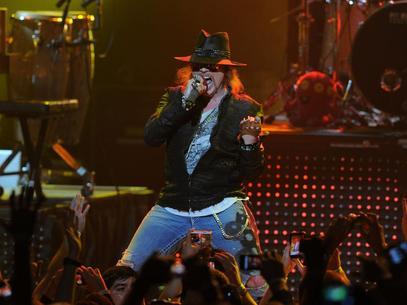 Axl Rose es demandado por romperle los dientes a un fanático