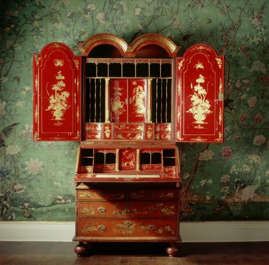 Mueble chinoiserie en rojo y oro sobre papel verde
