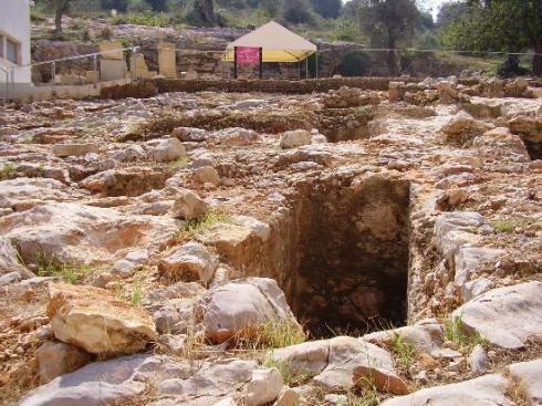 Una de las entradas a la necrópolis fenicia y cartaginesa de Puig de Molins en la isla balear de Ibiza.