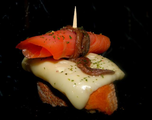 Pintxo de Queso de Oveja, Salmon ahumado y Anchoa en Salazon