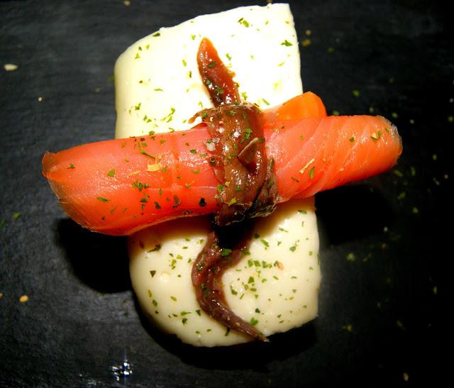 Pintxo de Queso de Oveja, Salmon ahumado y Anchoa en Salazon