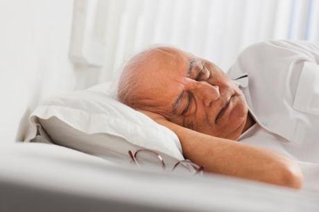 Consejos para conciliar el sueño en personas mayores