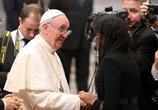 Primera Dama, es bendecida por Papa Francisco.