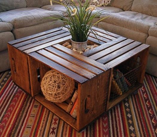 Una mesa hecha con cajas de vino