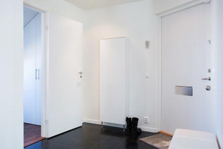 vistas a los tejados de la ciudad vigas de madera en el techo tragaluces accionados por control remoto suelo de madera de roble sistema de aspiración centralizada luces empotradas estilo nórdico atico estilo nórdico electrodomésticos de diseño dormitorio que integra walking closet y cuarto de baño diseño aticos decoración áticos diáfanos blog decoración nórdica Ático de estilo nórdico con chimenea y walking closet 