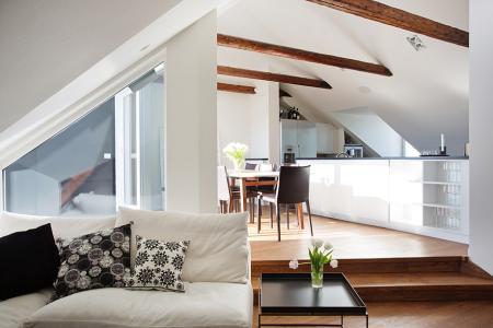 vistas a los tejados de la ciudad vigas de madera en el techo tragaluces accionados por control remoto suelo de madera de roble sistema de aspiración centralizada luces empotradas estilo nórdico atico estilo nórdico electrodomésticos de diseño dormitorio que integra walking closet y cuarto de baño diseño aticos decoración áticos diáfanos blog decoración nórdica Ático de estilo nórdico con chimenea y walking closet 