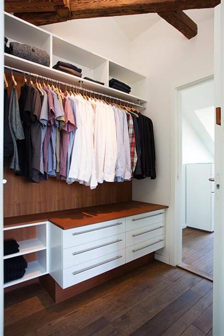 vistas a los tejados de la ciudad vigas de madera en el techo tragaluces accionados por control remoto suelo de madera de roble sistema de aspiración centralizada luces empotradas estilo nórdico atico estilo nórdico electrodomésticos de diseño dormitorio que integra walking closet y cuarto de baño diseño aticos decoración áticos diáfanos blog decoración nórdica Ático de estilo nórdico con chimenea y walking closet 