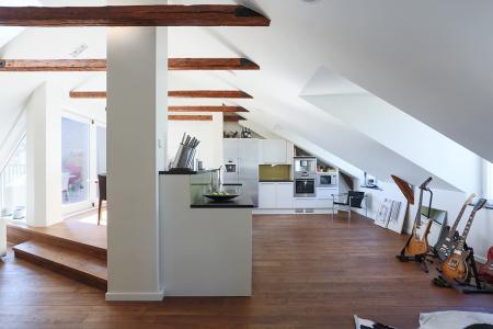 vistas a los tejados de la ciudad vigas de madera en el techo tragaluces accionados por control remoto suelo de madera de roble sistema de aspiración centralizada luces empotradas estilo nórdico atico estilo nórdico electrodomésticos de diseño dormitorio que integra walking closet y cuarto de baño diseño aticos decoración áticos diáfanos blog decoración nórdica Ático de estilo nórdico con chimenea y walking closet 