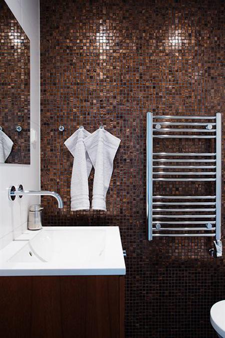 vistas a los tejados de la ciudad vigas de madera en el techo tragaluces accionados por control remoto suelo de madera de roble sistema de aspiración centralizada luces empotradas estilo nórdico atico estilo nórdico electrodomésticos de diseño dormitorio que integra walking closet y cuarto de baño diseño aticos decoración áticos diáfanos blog decoración nórdica Ático de estilo nórdico con chimenea y walking closet 