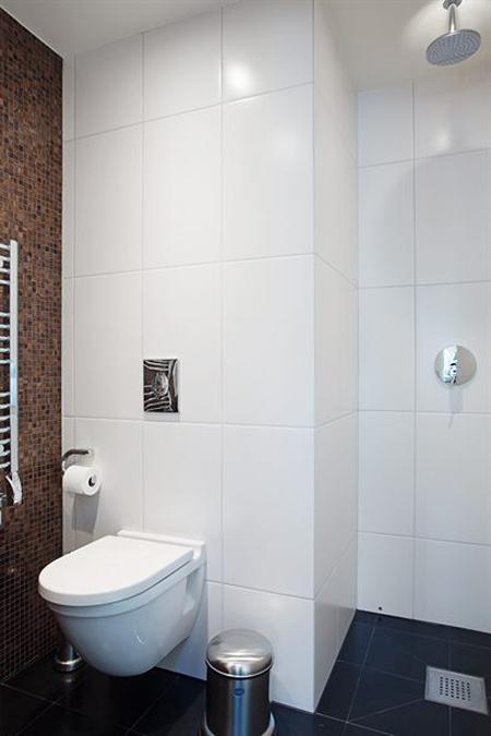 vistas a los tejados de la ciudad vigas de madera en el techo tragaluces accionados por control remoto suelo de madera de roble sistema de aspiración centralizada luces empotradas estilo nórdico atico estilo nórdico electrodomésticos de diseño dormitorio que integra walking closet y cuarto de baño diseño aticos decoración áticos diáfanos blog decoración nórdica Ático de estilo nórdico con chimenea y walking closet 