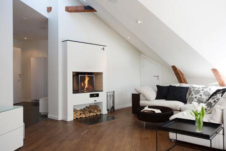 vistas a los tejados de la ciudad vigas de madera en el techo tragaluces accionados por control remoto suelo de madera de roble sistema de aspiración centralizada luces empotradas estilo nórdico atico estilo nórdico electrodomésticos de diseño dormitorio que integra walking closet y cuarto de baño diseño aticos decoración áticos diáfanos blog decoración nórdica Ático de estilo nórdico con chimenea y walking closet 