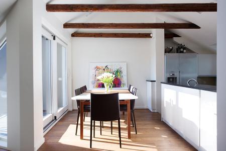 vistas a los tejados de la ciudad vigas de madera en el techo tragaluces accionados por control remoto suelo de madera de roble sistema de aspiración centralizada luces empotradas estilo nórdico atico estilo nórdico electrodomésticos de diseño dormitorio que integra walking closet y cuarto de baño diseño aticos decoración áticos diáfanos blog decoración nórdica Ático de estilo nórdico con chimenea y walking closet 