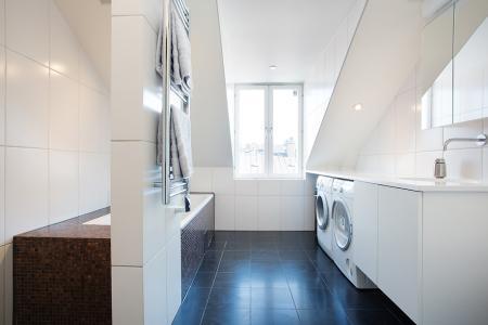 vistas a los tejados de la ciudad vigas de madera en el techo tragaluces accionados por control remoto suelo de madera de roble sistema de aspiración centralizada luces empotradas estilo nórdico atico estilo nórdico electrodomésticos de diseño dormitorio que integra walking closet y cuarto de baño diseño aticos decoración áticos diáfanos blog decoración nórdica Ático de estilo nórdico con chimenea y walking closet 