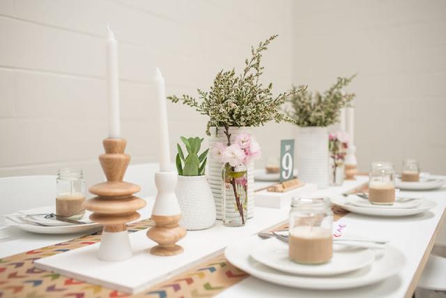 Prepara una mesa para una decoracion en blanco...