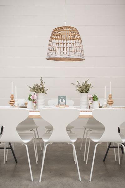 Prepara una mesa para una decoracion en blanco...