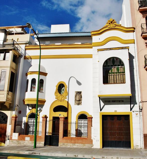 La Casa de Simón Barris y el escudo del Duque de Arcos.