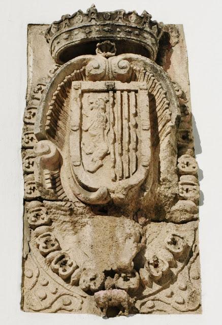 La Casa de Simón Barris y el escudo del Duque de Arcos.
