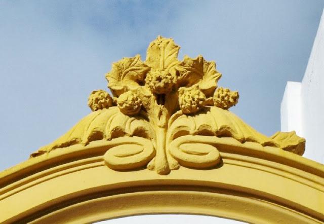 La Casa de Simón Barris y el escudo del Duque de Arcos.