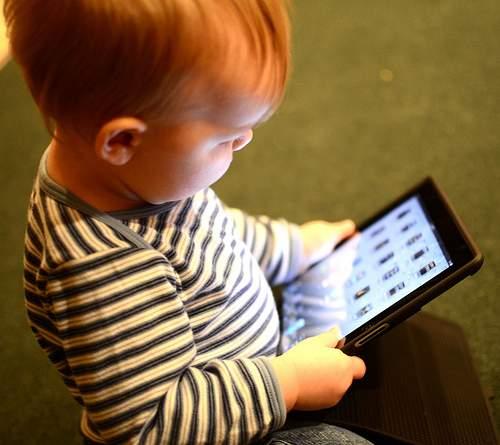 niño con tablet El Incierto Futuro de IT en las Organizaciones