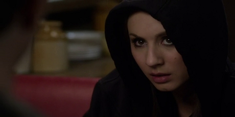 [Spoiler Alert] “Pretty Little Liars”: La chica del abrigo rojo (A) es….