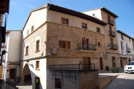 Fachada de la casa de la vila en Beceite