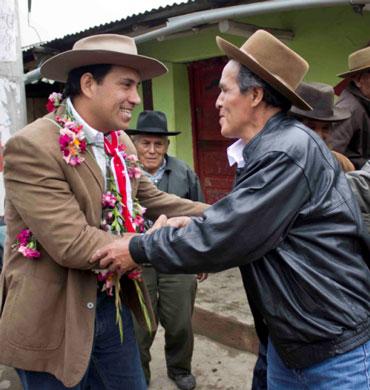 En Huaura: PRESIDENTE DEL GORE LIMA ENTREGA AMBULANCIA EN DISTRITO DE PACCHO…
