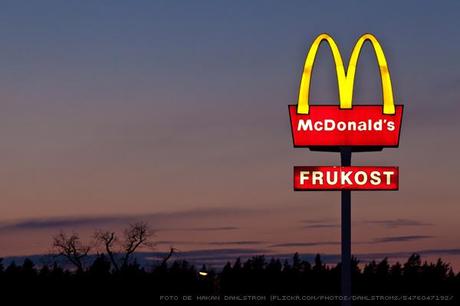 Logotipo de McDonalds reconocible desde la carretera