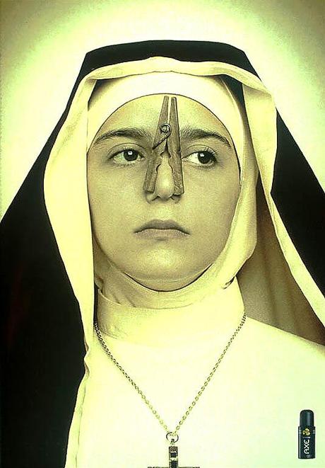 El éxito con el sexo femenino es el principal mensaje de Axe Anuncio de Axe en el que una monja se tapa la nariz con una pinza