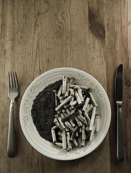 Descubre Las 8 Motivaciones Vitales Con 8 Ejemplos De Publicidad Ingeniosa Anuncio anti-tabaco con plato lleno de ceniza y colillas