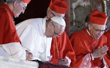 Francisco I, ¿una luz en medio de las sombras? PopeFrancis_bows