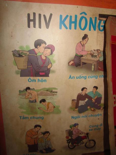 Carteles pegados en uno de los cuartos de la casa sobre las prácticas que no son peligrosas para el sida