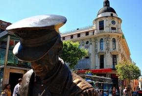 Escultura en la Plaza Jacinto Benavente, en Madrid