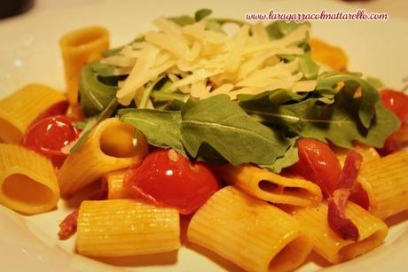 Mezze maniche con jamón speck, rúcula y tomates cherry recetas primeros  tomates cherry speck @es rúcula portada @es pasta @es mezze maniche @es 