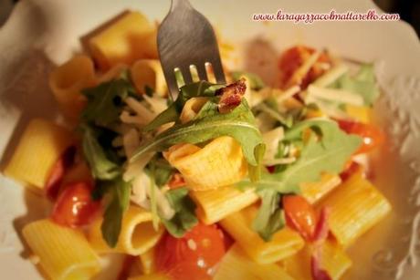 Mezze maniche con jamón speck, rúcula y tomates cherry recetas primeros  tomates cherry speck @es rúcula portada @es pasta @es mezze maniche @es 