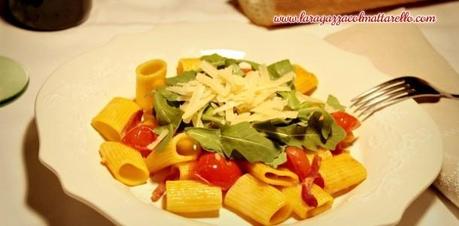 Mezze maniche con jamón speck, rúcula y tomates cherry recetas primeros  tomates cherry speck @es rúcula portada @es pasta @es mezze maniche @es 