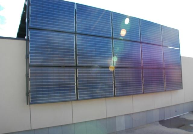 Solución de módulos fotovoltaicos en la pared de una vivienda