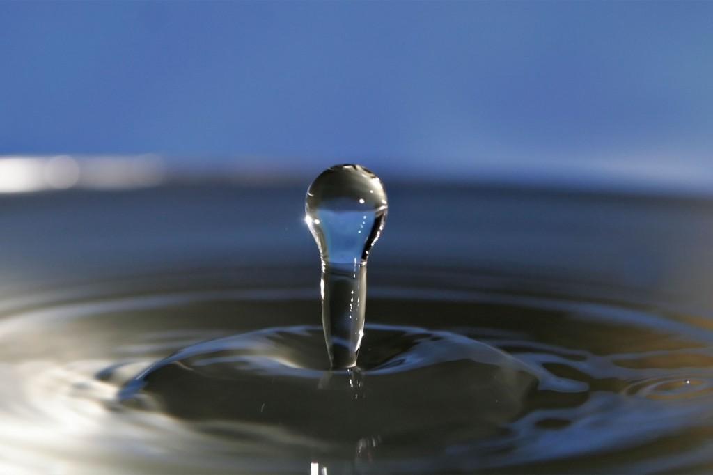 Water_droplet_blue_bg05_Visit Fir0002/Flagstaffotos