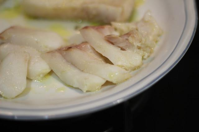 Ensalada templada de bacalao con pimientos del piquillo y patatas confitadas para Semana Santa