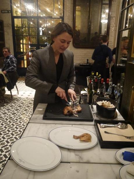 Chez Coco el encanto de la rôtisserie francesa en Barcelona brasserie cortar pollo