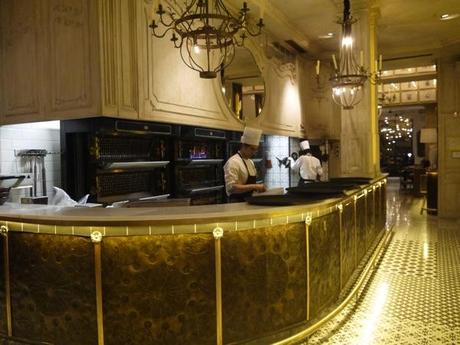 Chez Coco el encanto de la rôtisserie francesa en Barcelona asador restaurante chez coco barra izquierda