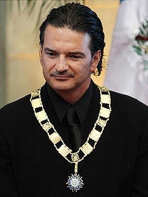 Ricardo Arjona recibe máxima condecoración por parte del gobierno de Guatemala