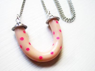 Collar con topitos