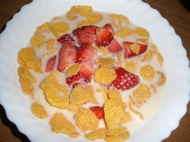 Desayuno Cornflakes con Fresas y Leche de Soja