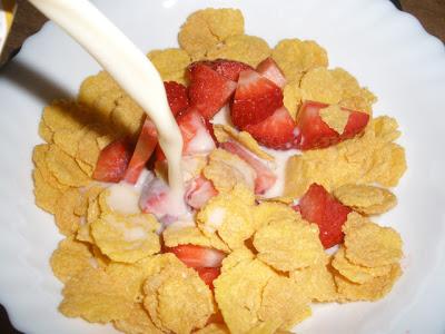 Desayuno Cornflakes con Fresas y Leche de Soja