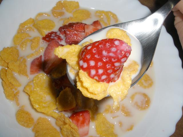 Desayuno Cornflakes con Fresas y Leche de Soja