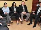 China presenta gobierno proyecto bombillas solares.