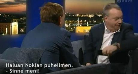 Stephen Elop arroja un iphone al piso y dice vergonzoso refiriéndose al terminal de Apple elop-iphone