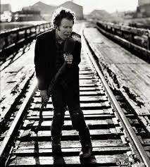 Viernes, Tom Waits, el de la voz rasposa